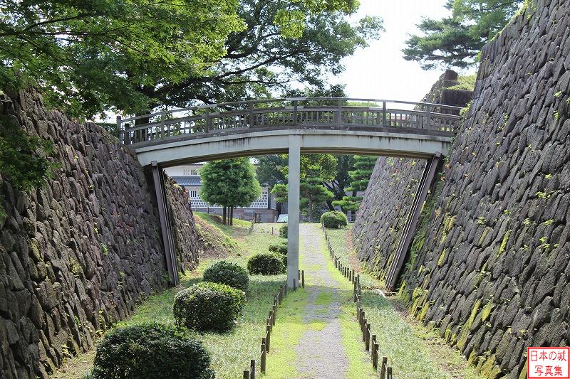 金沢城 二の丸 二の丸と本丸の間の堀。架かる橋は極楽橋。