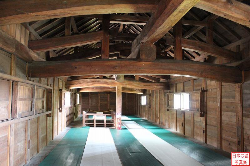 金沢城 三十間長屋 二階のようす。屋根には曲がった木材が用いられている。