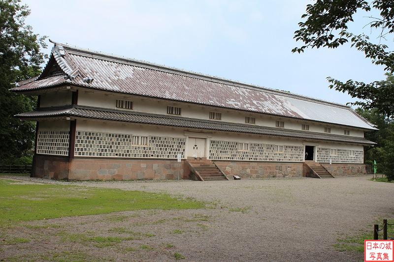 金沢城 三十間長屋 三十間長屋。1759年に焼失したのち、安政五年(1858)に再建された長屋。重要文化財。
