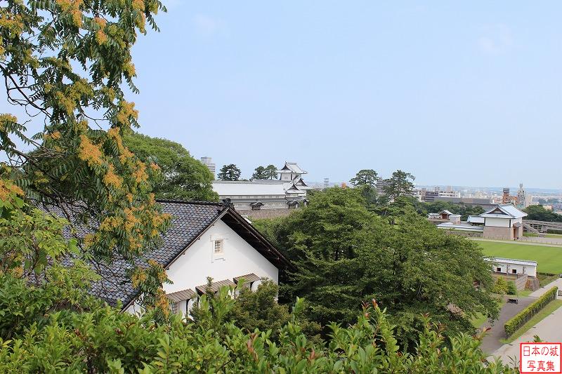 金沢城 本丸 丑寅櫓跡からの眺め(城内方面)。鶴丸倉庫などが見える。