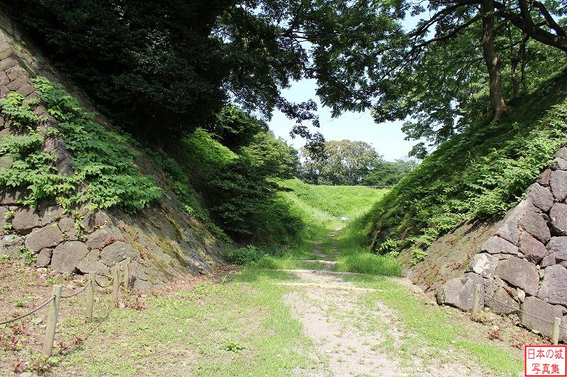 金沢城 鶴の丸 本丸石垣と向かいの石垣で堀切状の地形を形成する