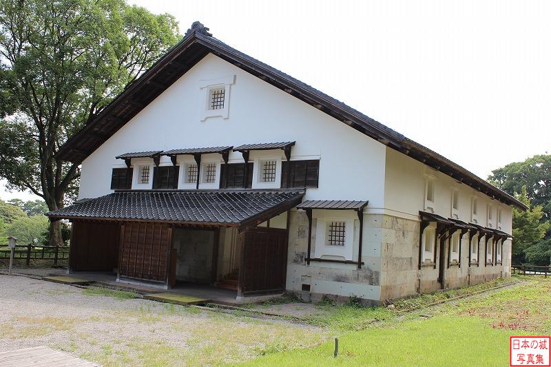 金沢城 鶴丸倉庫 鶴丸倉庫。江戸時代末期の嘉永元年(1848)に立てられた土蔵。国内最大規模の土蔵。