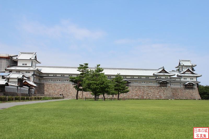 金沢城 三の丸 左から橋爪門続櫓・五十間長屋・菱櫓。1881年に焼失したものを2001年に再建した。日本古来の伝統工法により建設された。