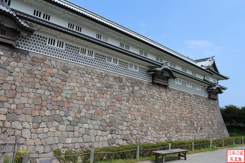 金沢城 五十間長屋 内堀と五十間長屋。橋爪門続櫓と菱櫓をつなぐ二層の多聞櫓。二の丸の広大な御殿を守るために非常に長い櫓となっている。普段は倉庫として、戦闘時は迎撃拠点として用いられる。