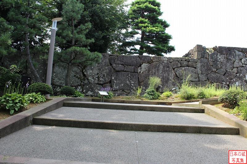 金沢城 大手門口跡(尾坂門) 大手門口(尾坂門)のようす。正面には鏡石と呼ばれる巨石が用いられている。