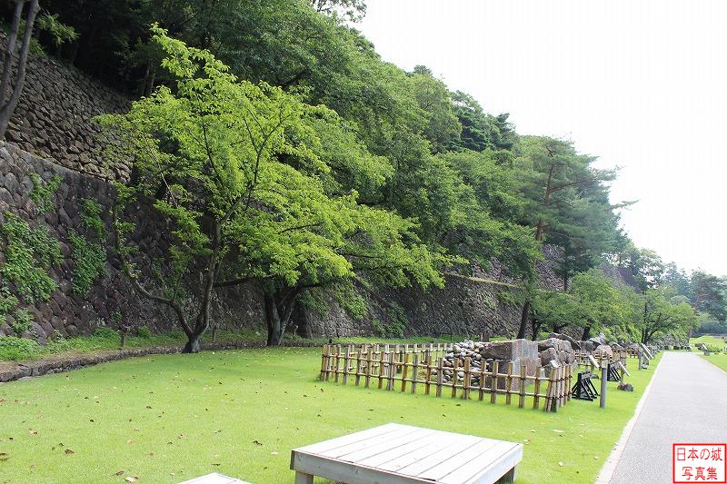 金沢城 いもり堀跡 いもり堀のようす。様々な種類の石垣が展示されている。