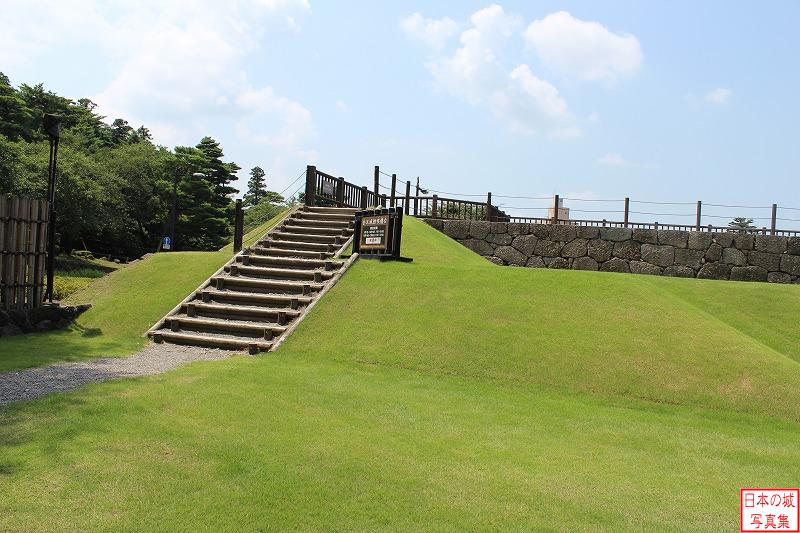 金沢城 鯉喉櫓台 鯉喉櫓台。いもり堀の南東端に設けられたもの。明治40年のいもり堀埋め立ての際に取り壊されたが、平成22年に復元された。
