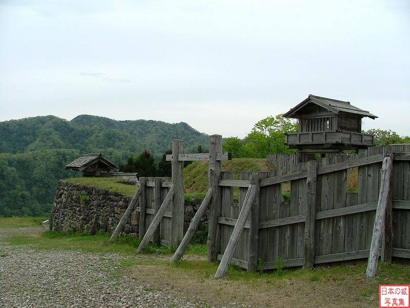 鳥越城 中の丸 冠木門。奥には枡形門(左)と本丸門(右)も見える