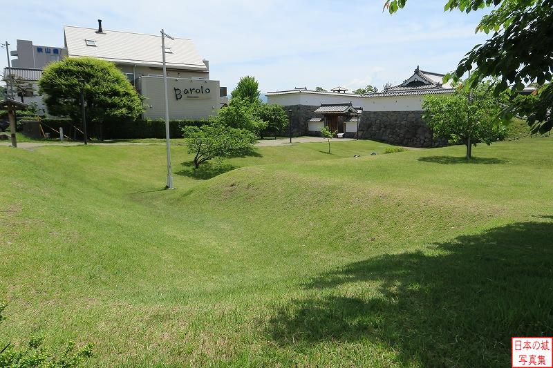 甲府城 清水曲輪 現在は公園となっているので、往時の堀の深さや土塁の高さとは異なるが、かつての堀の位置に凹みが見られる。
