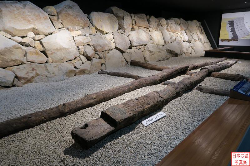 甲府城 楽屋曲輪 石垣の前に展示されている胴木。本来は石垣の下にあるもので、通常は目にすることができないが、石垣とともに発掘されたのでここに展示されている。