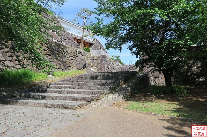甲府城 中の門跡 中の門跡を見る。中の門は鍛冶曲輪・二の丸から天守曲輪に向かう箇所を扼す門である。