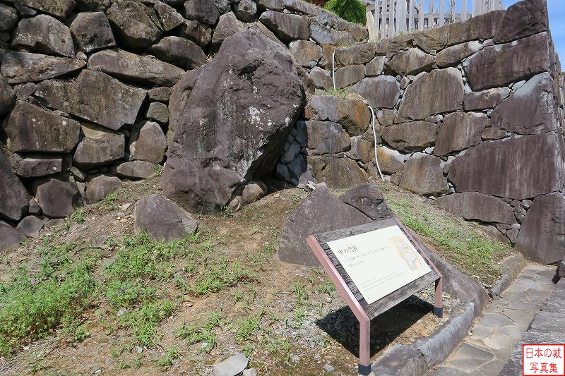 甲府城 中の門跡 中の門跡左手のようす。石垣が組まれているが、それ以外に巨石が見える。甲府城の地山の岩盤が露出しているのだろうか。