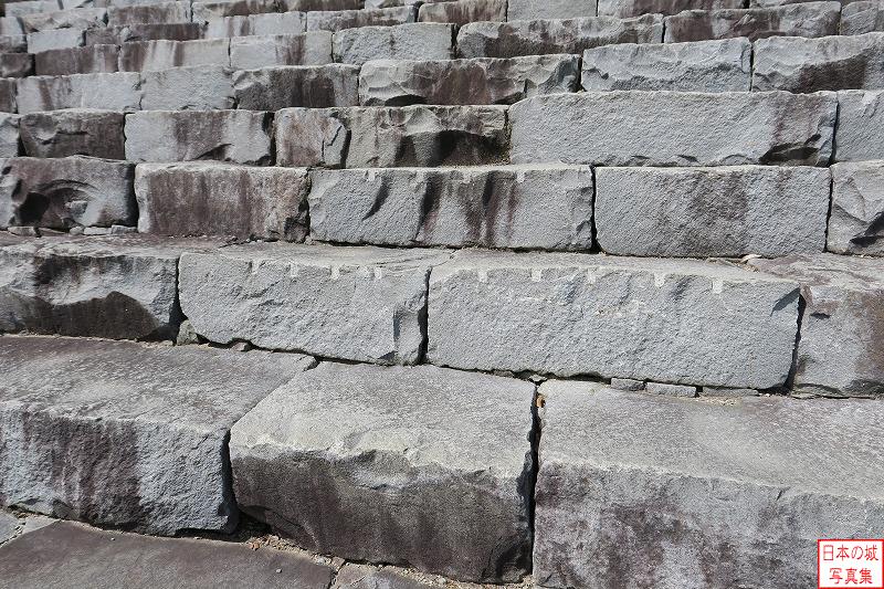 甲府城 鉄門 鉄門に向かう石段。路面や水路、石段などは埋設保存されているという。石段の石を切るための矢穴が見えるが、とても小さいものである。伝統的な工法による矢穴とは異なるように見えるが、どうなのだろうか。