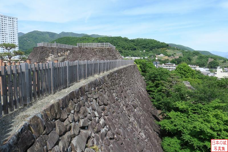 甲府城 本丸 本丸石垣を鉄門付近から見る。天守台石垣も見える。