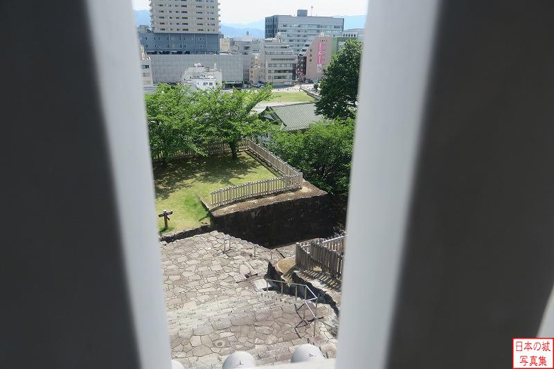 甲府城 鉄門 鉄門の格子窓から。中の門跡付近を見下ろす
