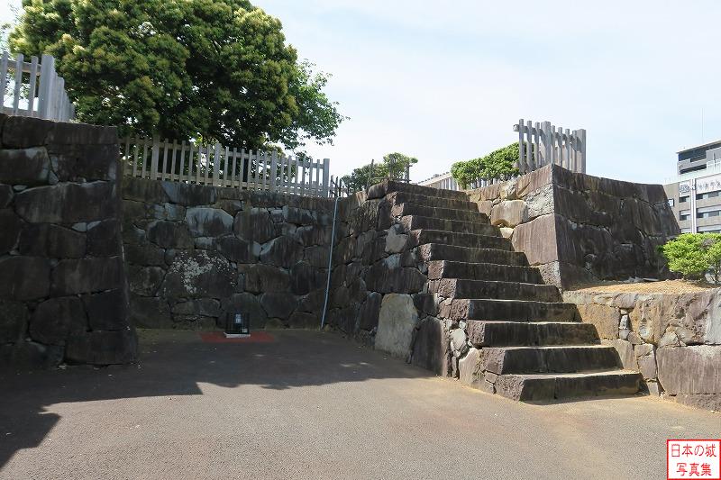 甲府城 台所曲輪 銅門脇から台所曲輪に登る石段。台所曲輪は本丸西虎口の銅門と、本丸南虎口の鉄門の両方に接する重要な一にある。