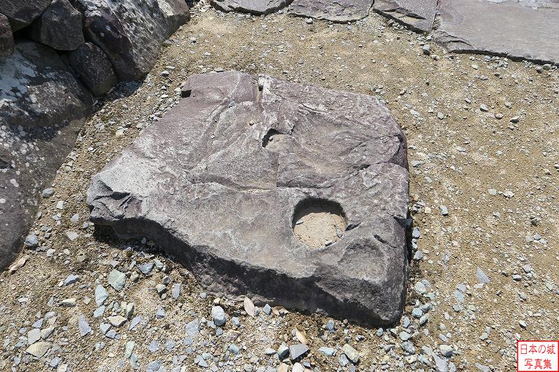甲府城 銅門跡 銅門の礎石を見る。丸い穴が開いており、柱を受ける跡か。