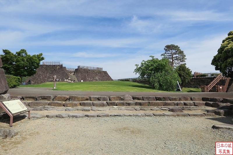 甲府城 銅門跡 銅門を見る。向こうには本丸、さらには天守台が見える