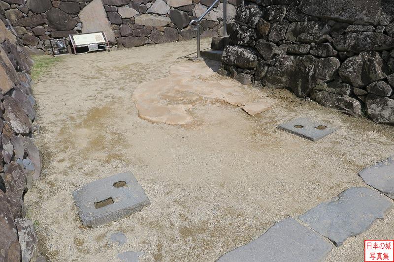 甲府城 天守台 かつてはここに天守の扉があったのであろう、礎石があり、礎石には軸を受けるような穴がみられる。