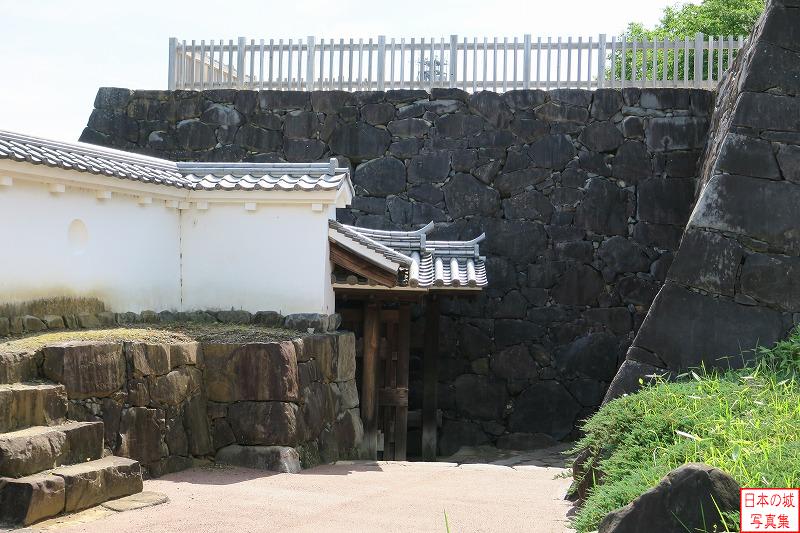 甲府城 稲荷曲輪門 門を内側から見る。石垣に囲まれた非常に狭いスペースに門が設けられている。
