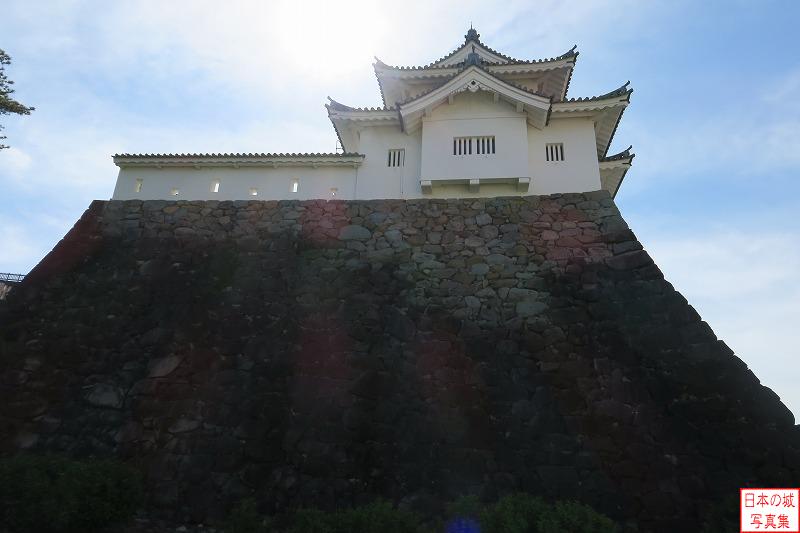 甲府城 稲荷櫓 稲荷櫓を見上げる。櫓の東側から西向きに見るので、午後に写真撮影すると後光の刺す逆光の写真になる。