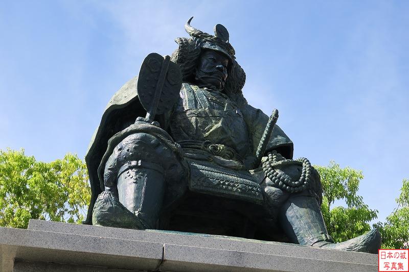 躑躅ヶ崎館 甲府駅前 甲府駅南口に建つ武田信玄公像。言わずと知れた、最強の戦国大名とも呼ばれる甲斐の英雄。