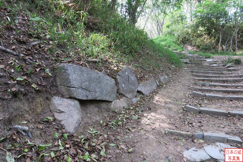 飯盛山城 千畳敷 左手の石垣。結構石のサイズが大きい