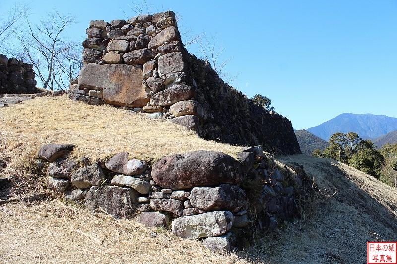 赤木城 主郭を外側から 二つ目の虎口付近から見る主郭南西側の石垣