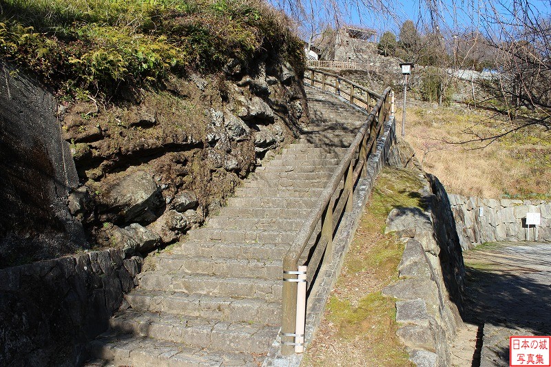 新宮城 東側登城路 城への階段。かつてはここには道は無く、公園整備時につけられたものか。