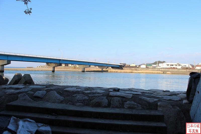 田辺城 水門 水門から外を見る。水門は会津川に通じている。