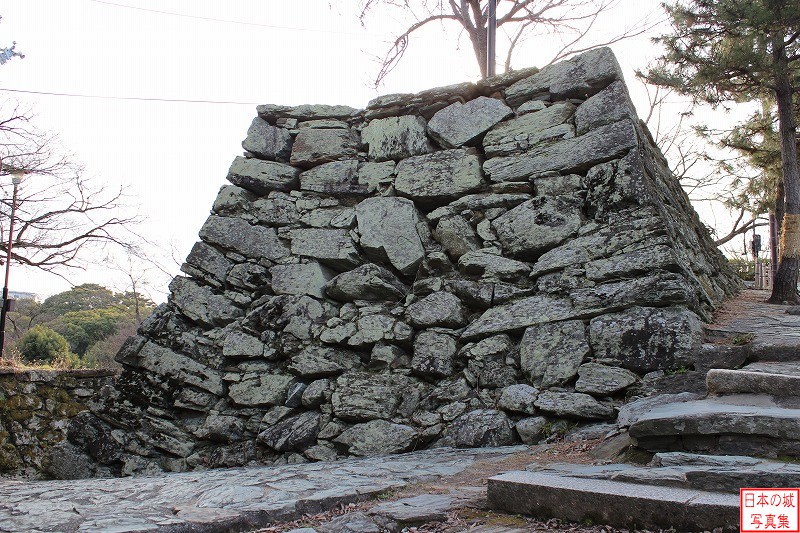 和歌山城 一の門跡 2回直角に曲がった左手の石垣