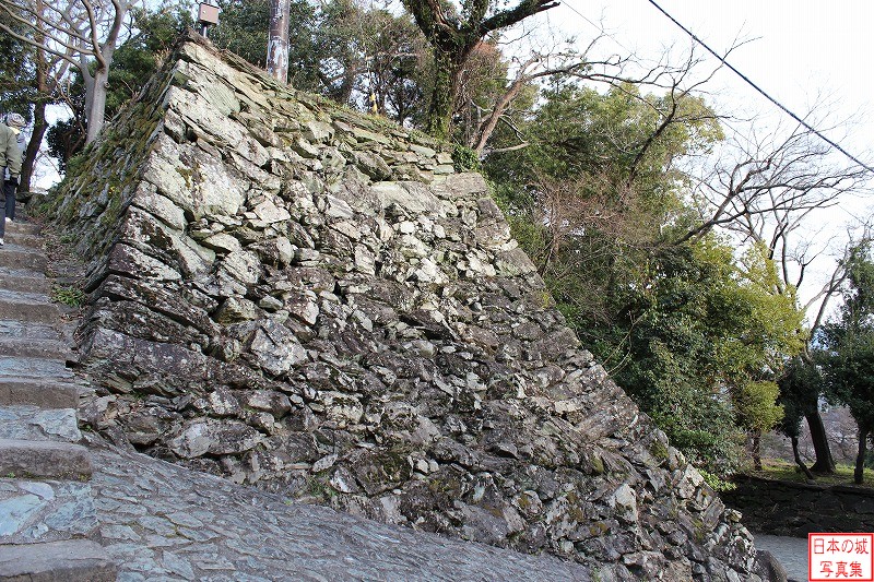 和歌山城 一の門跡 右折し一の門跡に向かって坂を登る。その右手の石垣