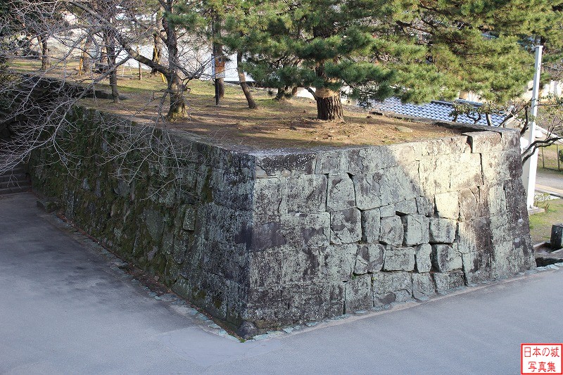 和歌山城 岡中門跡 岡中門跡の表坂側から東堀側の石垣を見る
