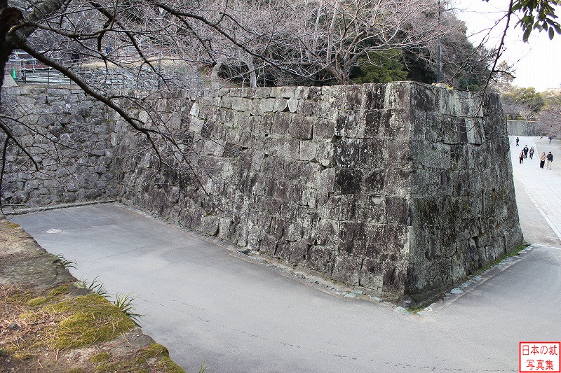 和歌山城 岡中門跡 岡中門跡の東堀側石垣上から表坂側石垣を見る