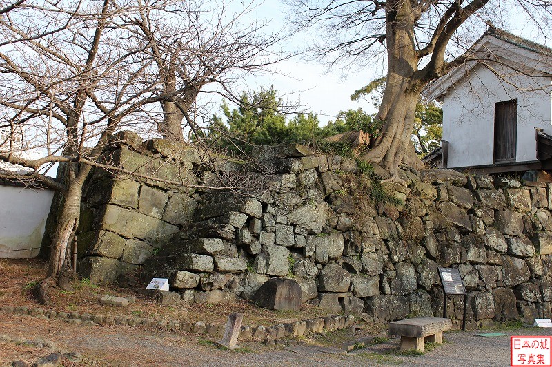 和歌山城 岡口門 岡口門内北側のようす。現在門は独立しているが、かつては両側に建物が繋がっていた。