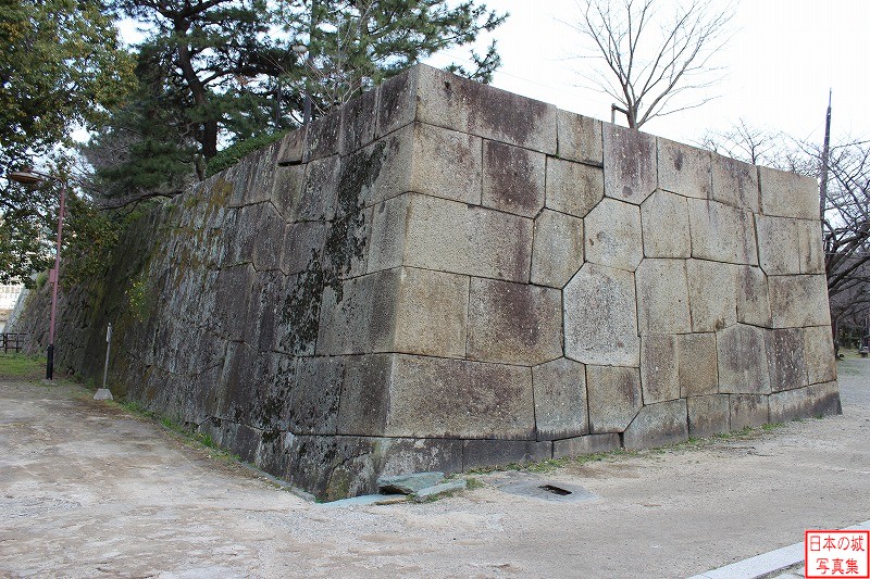 和歌山城 一中門跡 一中門跡左手の石垣。美しい切込ハギの石垣で、石が斜めに切られながらも綺麗に隙間なく並ぶなど、技術の高さが感じられる。