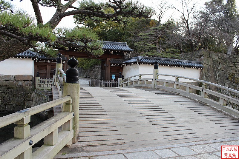 和歌山城 大手門・一の橋 大手門前の一の橋。大手門が復元された翌年昭和五十九年(1984)に復元された。
