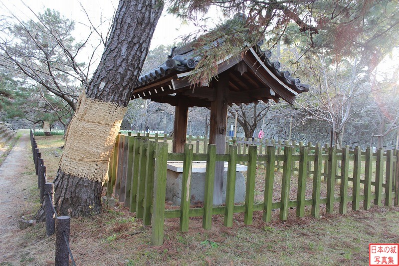 和歌山城 大手門・一の橋 大手門を入ったところにある井戸跡