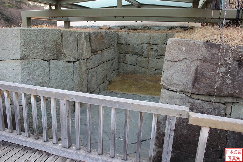 和歌山城 御廊下橋 穴蔵状遺構。石で囲った蔵で、火災の際に貴重品を格納するためのものか。