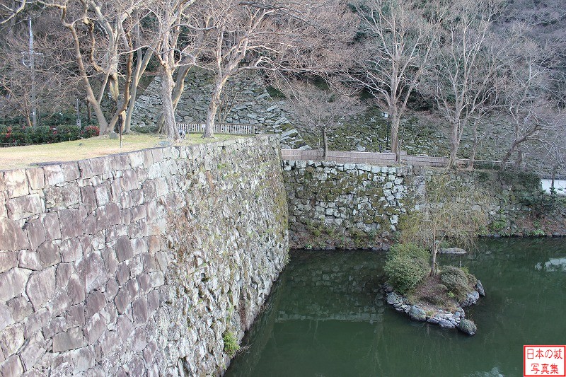 和歌山城 二の丸 二の丸と西の丸を隔てる水濠。左側が二の丸