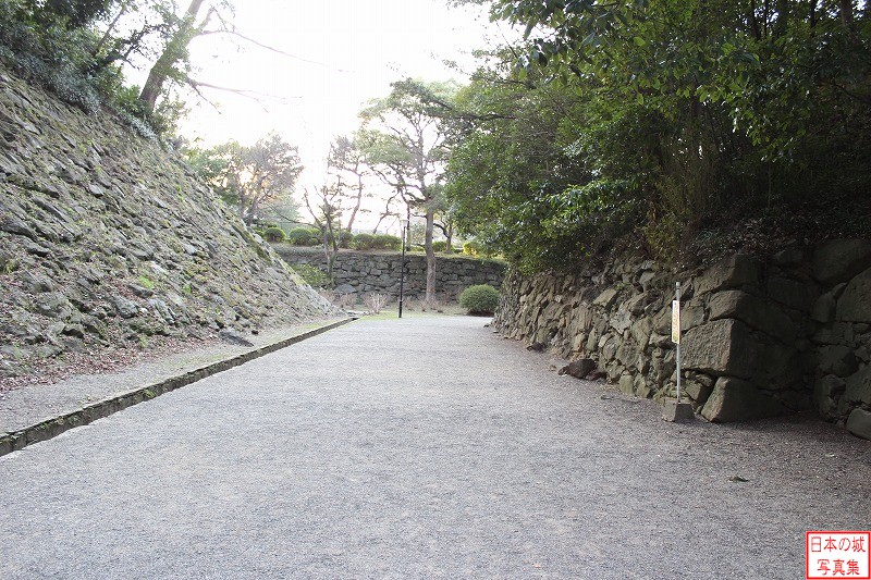 和歌山城 鶴の渓・鶴の門 鶴の渓。切手門から砂の丸への鶴之門にかけての地帯を呼ぶ。浅野家時代に鶴を飼っていたことからこの名がついた。