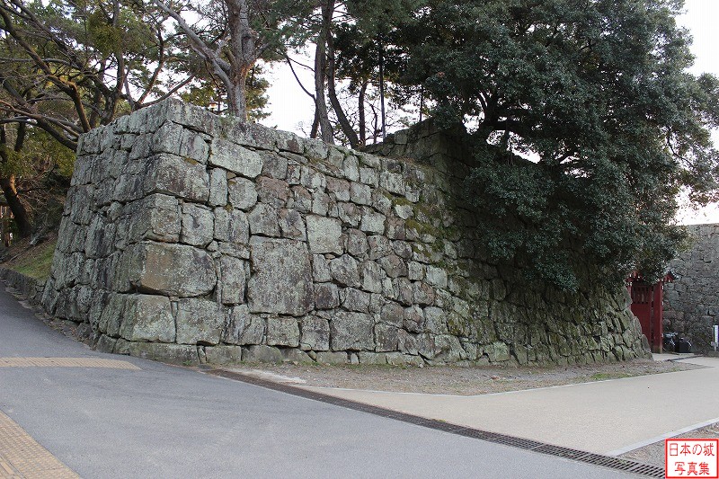 和歌山城 砂の丸 和歌山県護国神社の入口の右手石垣