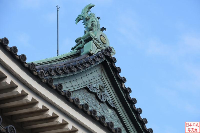 和歌山城 天守 天守屋根の拡大。青海波の模様が見える。これは江戸城にも見られ、さすが御三家の城という格式の高さを感じさせる。