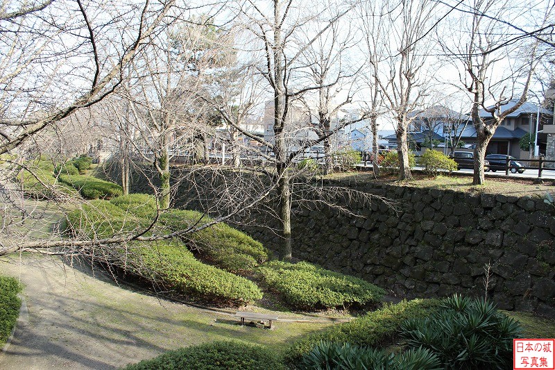 和歌山城 不明門跡 不明門右手（東側）の空堀。外側も石垣が築かれている