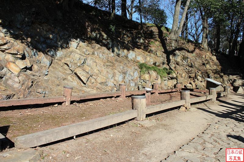 金山城 馬場下通路奥 礎石建物址。礎石は実際に発掘されたもの。木橋奥の虎口を入ったところにある。