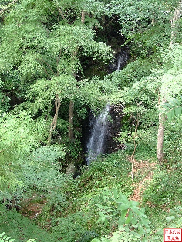 長篠城 本丸 不忍の滝を見る。寒狭川（豊川）の支流の滝で、その断崖が城を守る