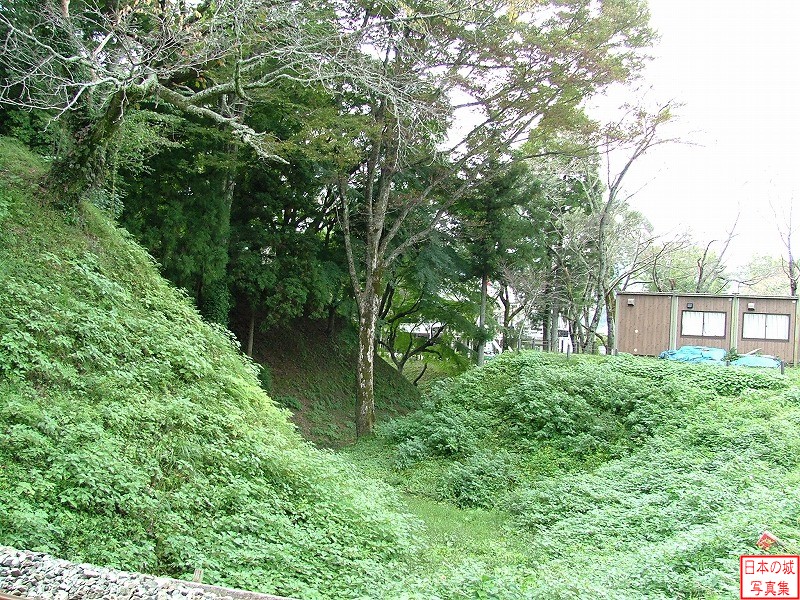 長篠城 本丸 本丸の土塁と堀