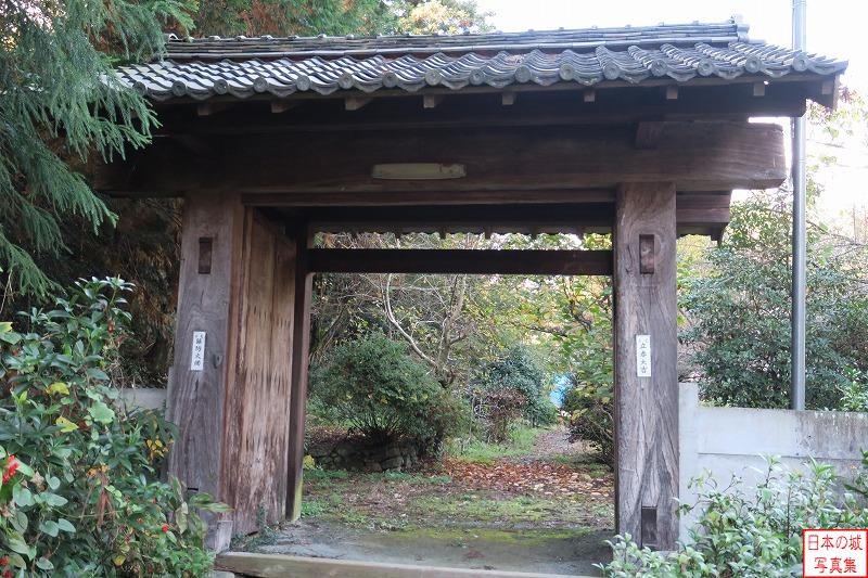 法性寺（ほっしょうじ）の大門はかつての野田城の門を移築したものである。享保四年(1719)に移築したとのこと。