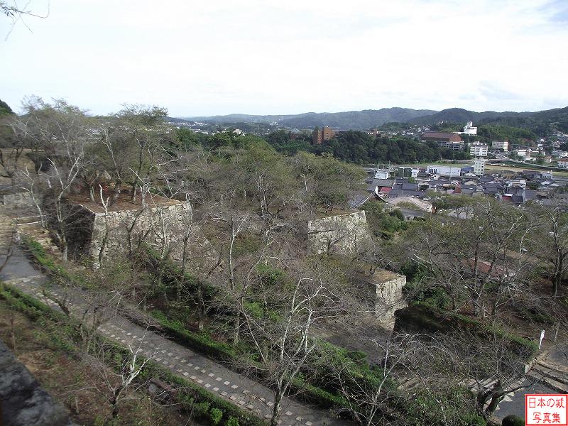 津山城 本丸 備中櫓付近からの眺め。二の丸や三の丸の石垣が見える。