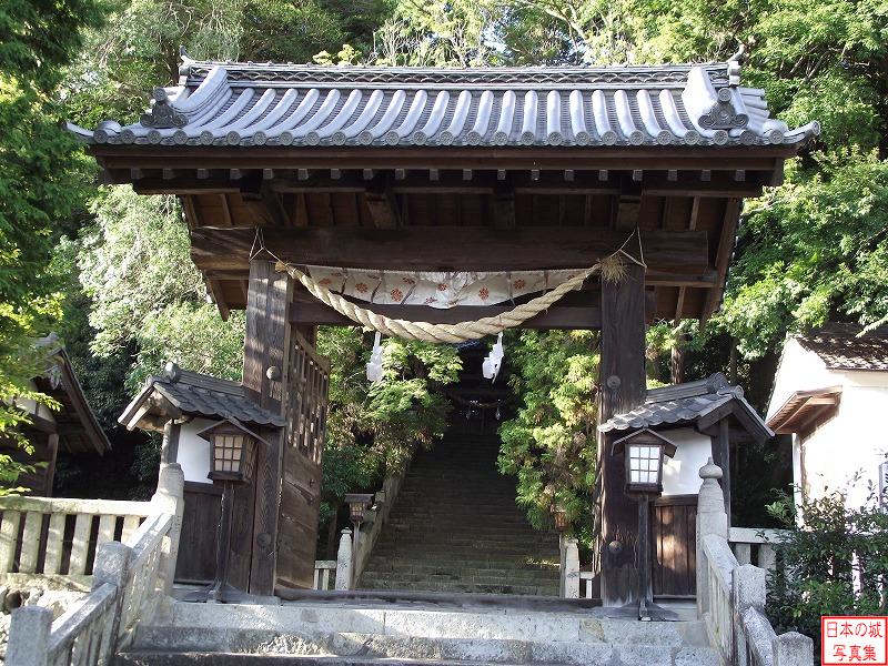 津山城 移築城門(大隅神社山門) 大隅神社山門。元は津山城内の門で、何度かの移築を経て、現在は大隅神社山門として使用されている。